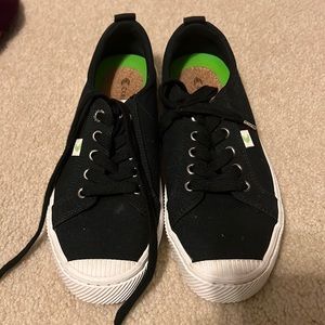 Cariuma Unisex Black Canvas Sneakers Low Top Size 9 Women’s Size 7 Men’s